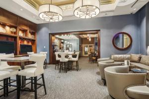 Χώρος καθιστικού στο MGM Signature Deluxe Balcony Strip View Suite