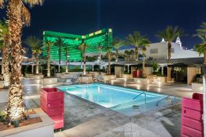 Πισίνα στο ή κοντά στο MGM Signature Deluxe Balcony Strip View Suite