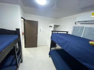 Cette chambre comprend 2 lits superposés et un couloir. dans l'établissement 2 HABITACIONES EN CASA CAMPO GUACOCHE - 8PERSONAS A 12 MINUTOS DE VALLEDUPAR, CERCA PARQUE DE LA LEYENDa, à Valledupar