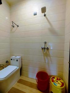een badkamer met een toilet, een wastafel en een bad bij BRiJWAS DHAM in Vrindāvan