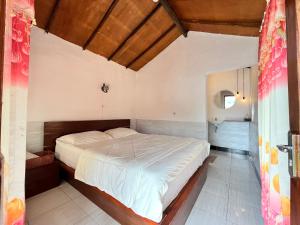 a bedroom with a large bed in a room at Sembalun Kita Cottage in Sembalun Lawang