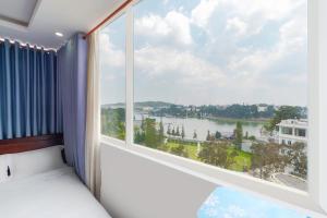 Výhled na řeku, která protéká v blízkosti hotelu