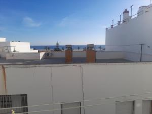 vista para o telhado de um edifício em Hostal Casandra - antiguo Hostal Los Valencianos em Conil de la Frontera