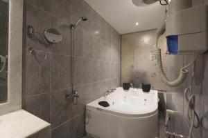 y baño con lavabo y ducha. en حياة روز للشقق الفندقية, en Riad