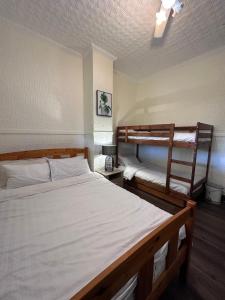 Ένα ή περισσότερα κρεβάτια σε δωμάτιο στο Royal Mail Hotel