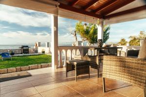 Μπαλκόνι ή βεράντα στο Sea Breeze Oasis (Tranquil Coastal Escape)