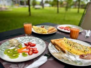 una mesa cubierta con platos de comida y bebida en Summerfields & Gardens Lodge, en Kitwe
