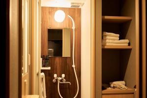 bagno con doccia e soffione di Boxi hakata 1 - Vacation STAY 61823v a Sumiyoshi