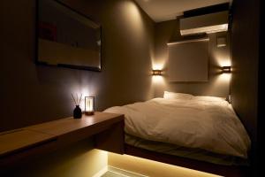 una camera con letto e scrivania con luci di Boxi hakata 1 - Vacation STAY 61823v a Sumiyoshi