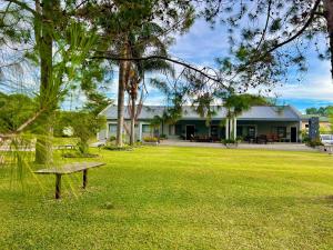 un parco con panchina di fronte a un edificio di Summerfields & Gardens Lodge a Kitwe