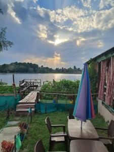 LakeSide Homestay Srinagar في سريناغار: فناء مع طاولة ومظلة