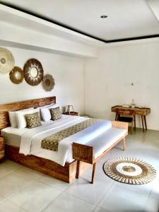 ein Schlafzimmer mit einem großen Bett und einem Tisch in der Unterkunft Beautiful Villa mediterranean in Canggu