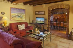 A television and/or entertainment centre at Casa Rural Can Coll