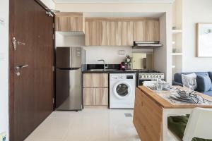 a kitchen with a refrigerator and a washer and dryer at Frank Porter - Golf Vita in Dubai Marina