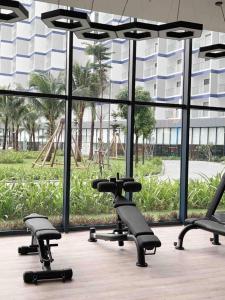 una palestra con sedie e una grande finestra di The Arena Apartment Cam Ranh - Free Pool a Cam Ranh