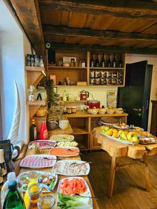 Jedlo v ubytovaní bed & breakfast alebo blízkom okolí