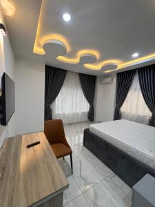 um quarto com uma cama, uma mesa e uma cadeira em HighX Hotels em Port Harcourt