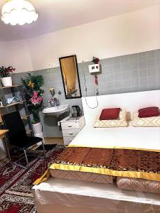 1 dormitorio con 1 cama y lavamanos. en China-Ferienzimmer en Berchtesgaden