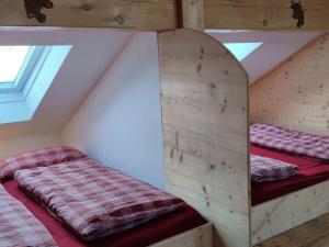 Un pat sau paturi într-o cameră la Bärensee Modern retreat