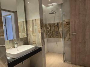 La salle de bains est pourvue d'un lavabo et d'une douche. dans l'établissement Lifestyle studios, à Gurgaon
