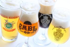 a group of glasses of beer on a table at 志賀高原 白い温泉 渓谷の湯 in Yamanouchi