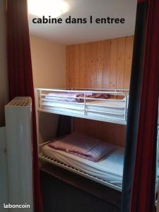 a room with two bunk beds in a room at Le chalet des Patures in Rochefort-Montagne
