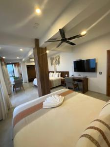 - une chambre avec un lit et un ventilateur de plafond dans l'établissement Casa Vanora, à Garita