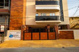 um edifício com um portão em frente em MUGUNDAN 'S SMART STAY em Coimbatore