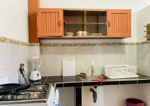 cocina con fogones y encimera en Beit Saba, en Moyobamba