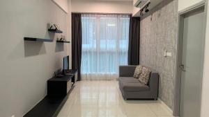 - un salon avec un canapé et une télévision dans l'établissement Sutera Avenue Kota Kinabalu, à Kota Kinabalu