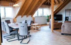 uma sala de estar com uma mesa de jantar e cadeiras em Ferienloft-Charlotte em Tondorf