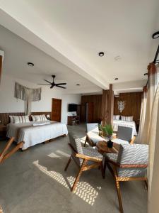 a bedroom with two beds and a table with chairs at Casa Vanora in Garita