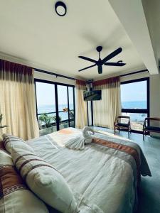 a bedroom with a large bed with a ceiling fan at Casa Vanora in Garita
