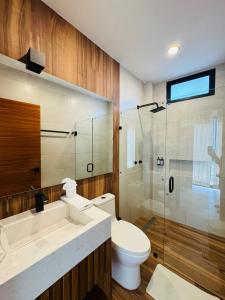 Garita的住宿－Casa Vanora，一间带卫生间和玻璃淋浴间的浴室
