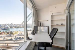 um escritório com uma secretária e uma janela em Downtown Living with Location Views Pool Workspace em Vancouver