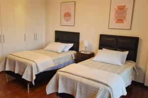 twee bedden in een kleine kamer met bij Apartamento Montecarlo 1 in Sucre