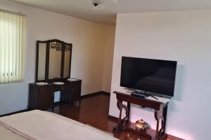 een woonkamer met een televisie en een tafel met een televisie bij Apartamento Montecarlo 1 in Sucre
