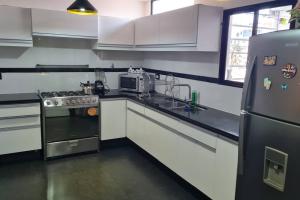 een keuken met een fornuis en een koelkast bij Apartamento Montecarlo 1 in Sucre