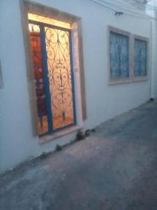 a house with a door and a window at Maison hergla in Sousse