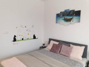 una camera con un letto con due immagini sul muro di Veresegyház Relax Apartman a Veresegyház