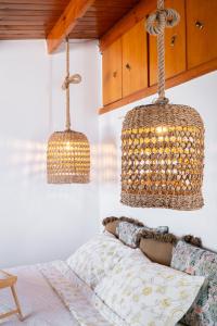2 lámparas de araña colgando del techo en una sala de estar en Alfa Loft (by Lemon Tree Houses), en Vrachati