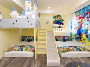 sypialnia z 2 łóżkami piętrowymi i schodami w obiekcie Haoyue Tongxin Family Homestay w mieście Wujie