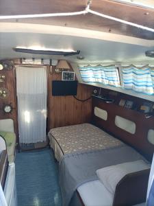 une petite chambre avec deux lits et une fenêtre dans l'établissement New Wave "The best place", à Figueira da Foz