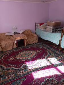 um quarto com duas camas e dois tapetes no chão em Ismayilli Halal Family Guest House, Ailəvi Bag Evi, Vacation House em İsmayıllı