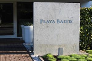 ミエンジズドロイェにあるPlaya Baltis Exclusive Suitesの遊びの玉を読む看板のある建物