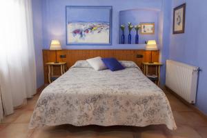 A bed or beds in a room at Casa Rural Can Coll