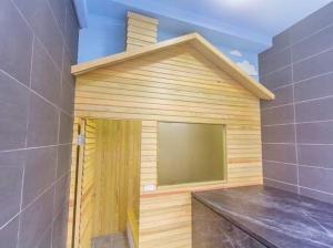 mały drewniany budynek z dużym oknem w obiekcie Haoyue Tongxin Family Homestay w mieście Wujie