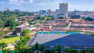 een uitzicht over de stad met een gebouw met zonnepanelen bij The Apple Suites Melaka by BlueBanana in Melaka