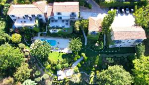an overhead view of a house with a yard at Cas'Anna Lidia - Hôtel De Charme in Feliceto