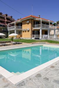 una gran piscina frente a un edificio en Il Gattino di Porto - apt 2 - Bilocale terrazzo piscina, en Imperia